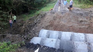 Se hunde una carretera en Santa Rita, Coclé; tres docentes resultaron heridos