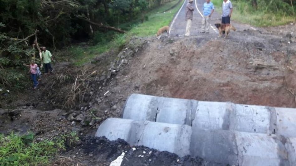 Se hunde una carretera en Santa Rita, Coclé; tres docentes resultaron heridos
