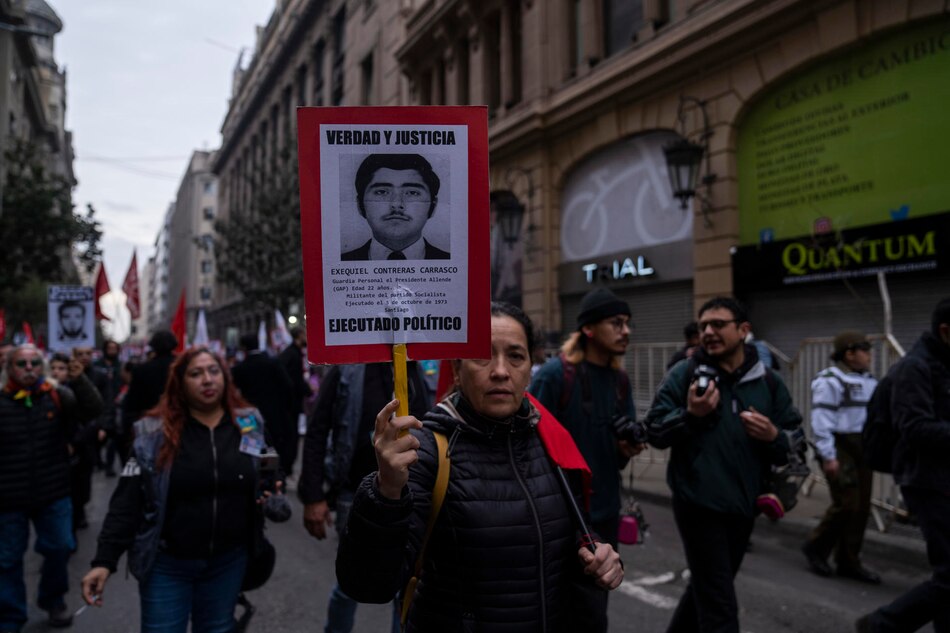 Miles de personas marchan en el centro de Santiago de Chile en memoria a las víctimas de la dictadura