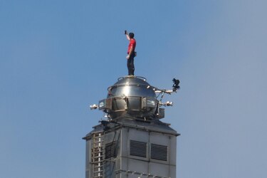 Sin cuerdas ni arnés: Alex Honnold hace historia al escalar con éxito el Taipei 101