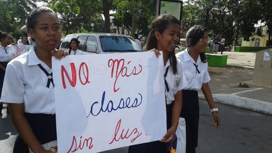 Estudiantes del colegio Tomás Guardia marchan para exigir mejoras al plantel