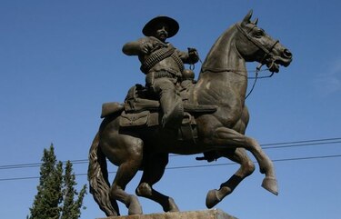 Estatua gigante de revolucionario Pancho Villa desata polémica en México