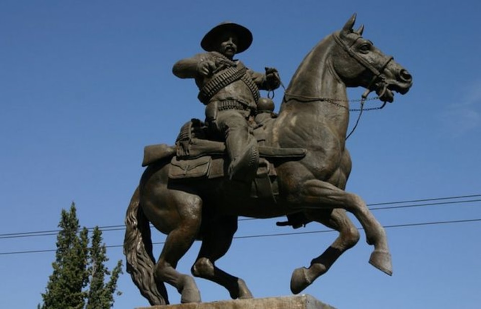 Estatua gigante de revolucionario Pancho Villa desata polémica en México