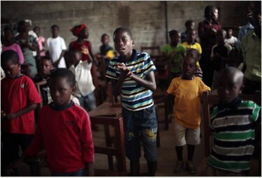 Ébola ha dejado al menos a 3 mil 700 niños huérfanos en África Occidental