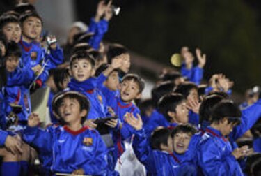 Barcelona realiza su primer entrenamiento en Japón