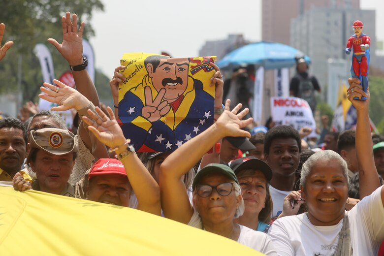 Chavistas se trasladan a Caracas para acompañar la inscripción de la candidatura de Maduro