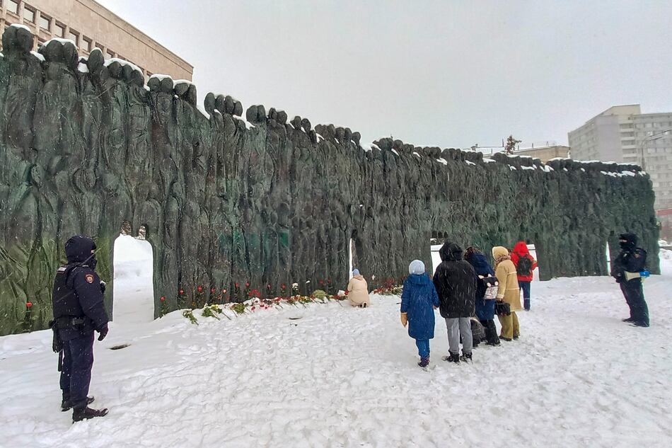 Los rusos pierden el miedo y peregrinan en memoria de Navalny