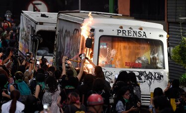 Mujeres gritan su indignación en palacio presidencial de México tras brutal feminicidio