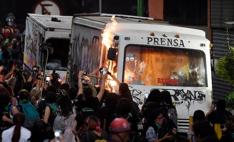 Mujeres gritan su indignación en palacio presidencial de México tras brutal feminicidio