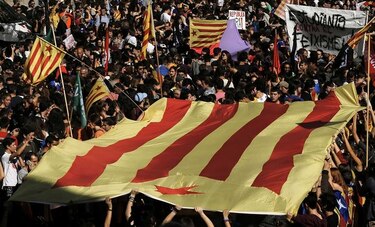 Puigdemont pide calma a los separatistas de Cataluña; Rajoy impugnará independencia