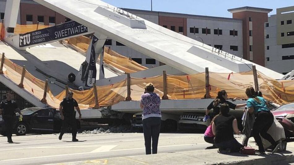 Al menos cuatro muertos al colapsar puente en Miami