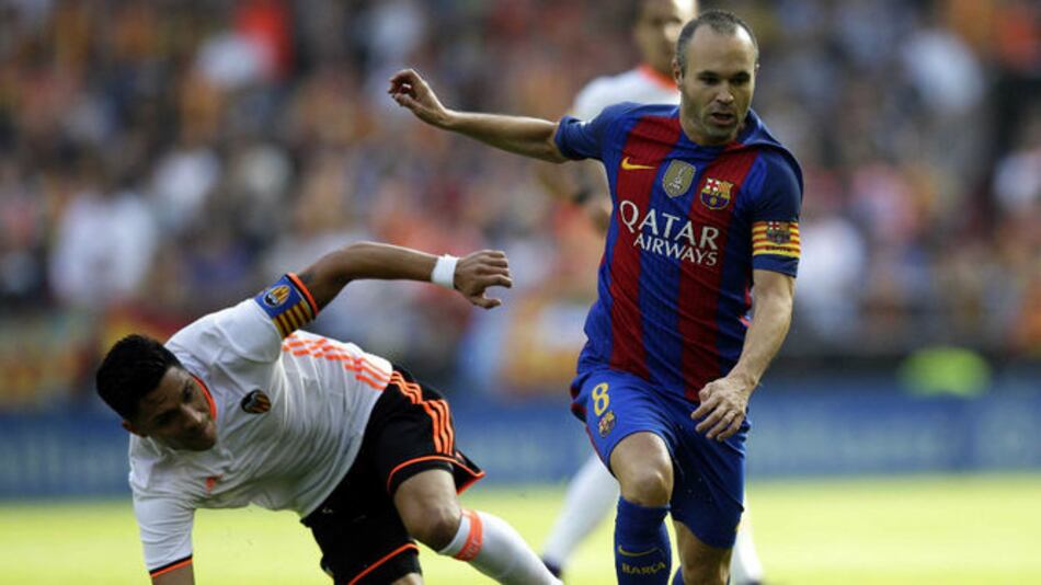Iniesta se lesiona la rodilla y estaría dos meses de baja