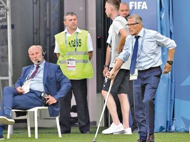 Uruguay y Rusia avanzan a los octavos de final