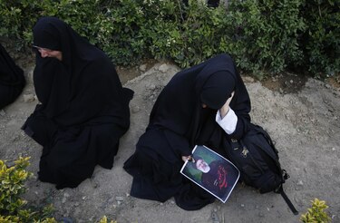 Miles de iraníes rinden homenaje al fallecido presidente Ebrahim Raisí