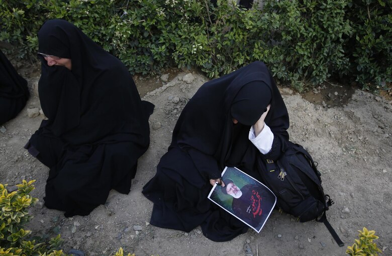 Miles de iraníes rinden homenaje al fallecido presidente Ebrahim Raisí