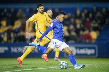 Un autocrítico Edgar Bárcenas ya iguala su marca de goles de la pasada temporada con el Oviedo