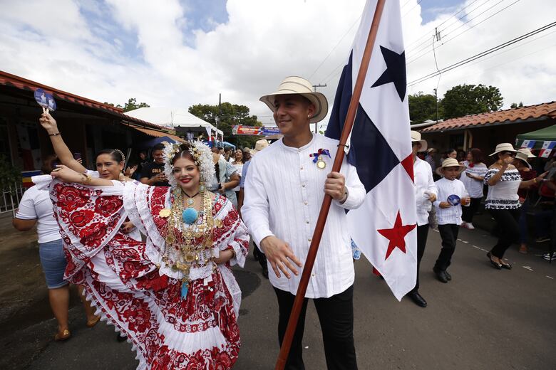 Imágenes de los desfiles del 10 de noviembre en algunos sectores del país