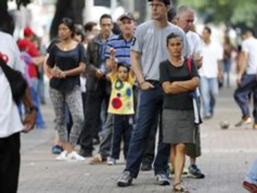 Oposición venezolana define este lunes su estrategia tras el voto masivo contra Nicolás Maduro