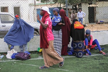 Mujeres que desafían la tradición y la religión en una cancha de fútbol
