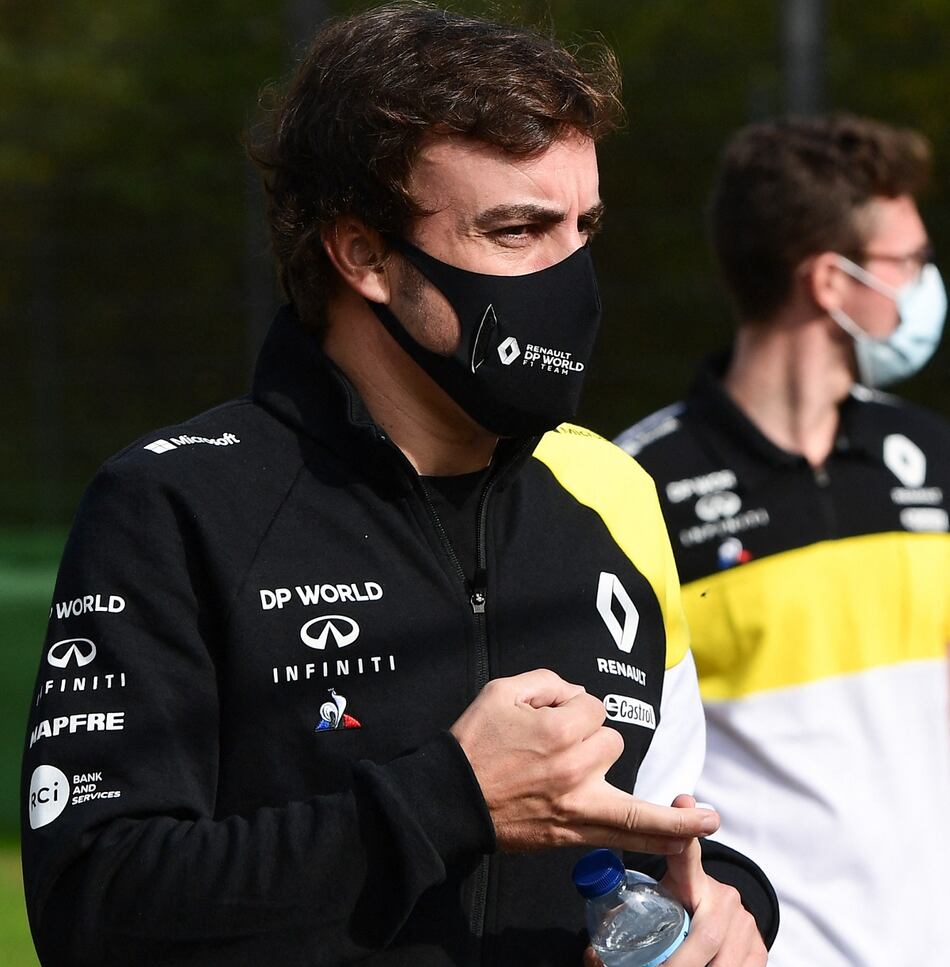 El piloto español Fernando Alonso sale del hospital tras accidente de bicicleta