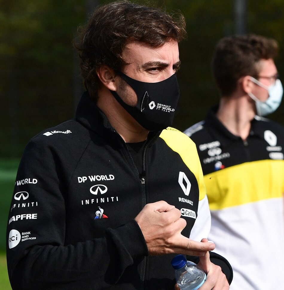 El piloto español Fernando Alonso sale del hospital tras accidente de bicicleta