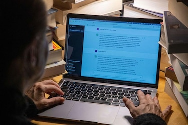 Quién es Christopher Olah, el pionero de la IA y cofundador de Anthropic clave en la encíclica de León XIV sobre las amenazas de esa tecnología