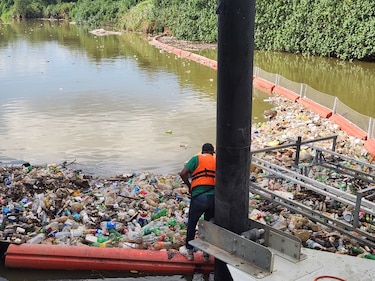 El problema del plástico: miles de libras de desechos llegan al río Juan Díaz    