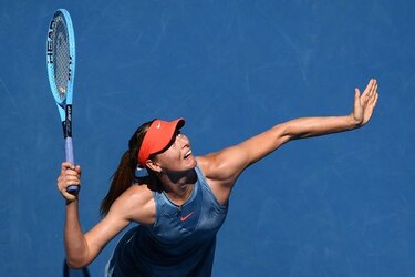 Sharapova y Kerber avanzan con paso firme