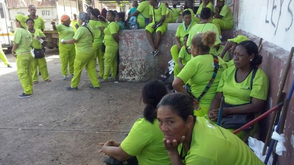 Personal de aseo paraliza labores; exige pagos retroactivos