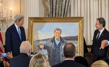 Exsecretario de Estado John Kerry celebra el fin de Al Asad al desvelar su retrato oficial