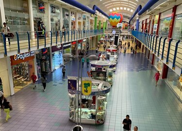 Centros comerciales reducen jornadas laborales e intensifican su limpieza