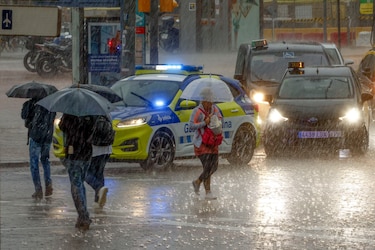 Lluvias inundan Barcelona y fuerzan la suspensión de vuelos, trenes y cierres de carreteras