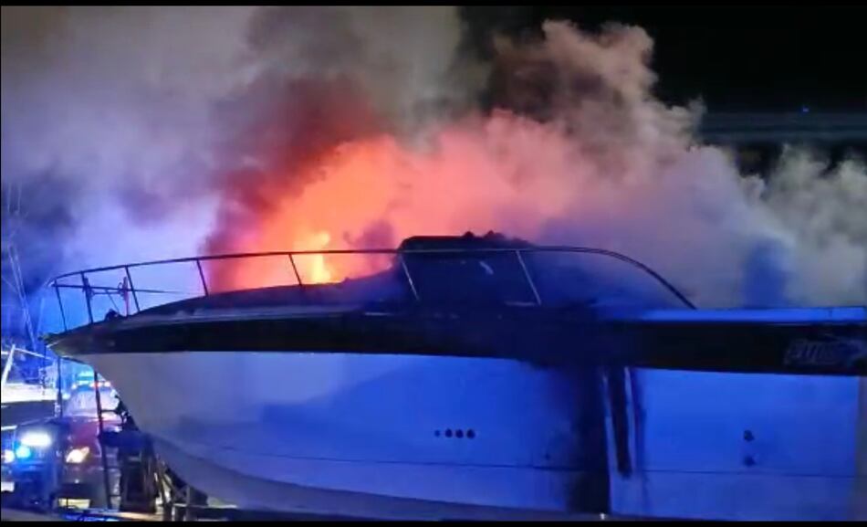 Se incendia una lancha en el Club de Yates y Pesca