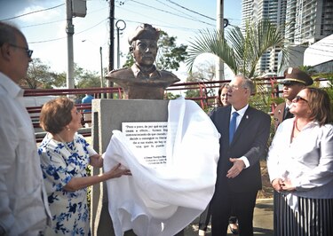 Busto de Omar Torrijos y los dos lados de la historia
