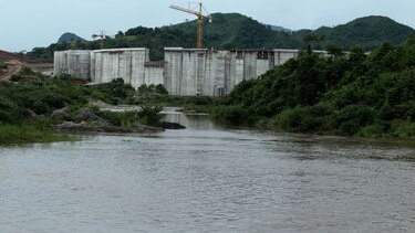 Policía desaloja el área de Barro Blanco