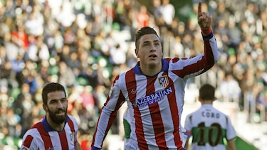 Uruguayo Giménez abre el triunfo del Atlético de Madrid en Elche