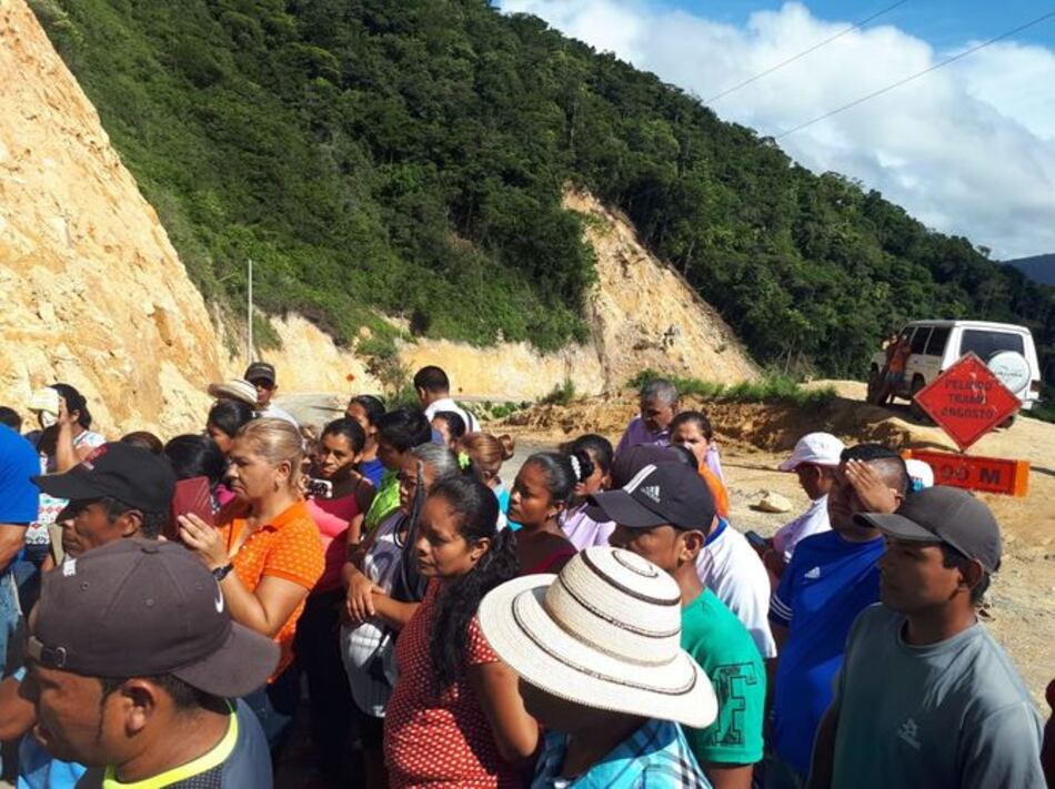 Residentes temen más derrumbes en la comunidad de Marta