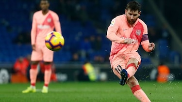 Messi destroza al Espanyol en el derbi y afianza al Barça como líder