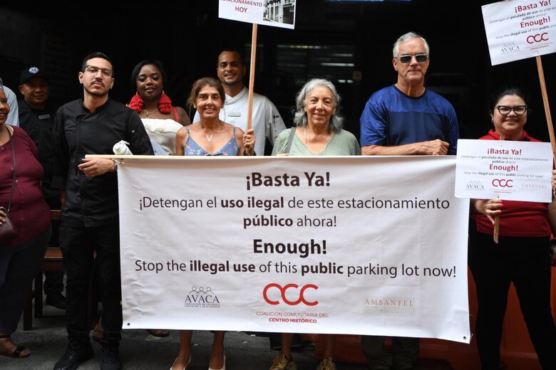 Vecinos del Casco Antiguo exigen la liberación de estacionamientos públicos ocupados por el Gobierno