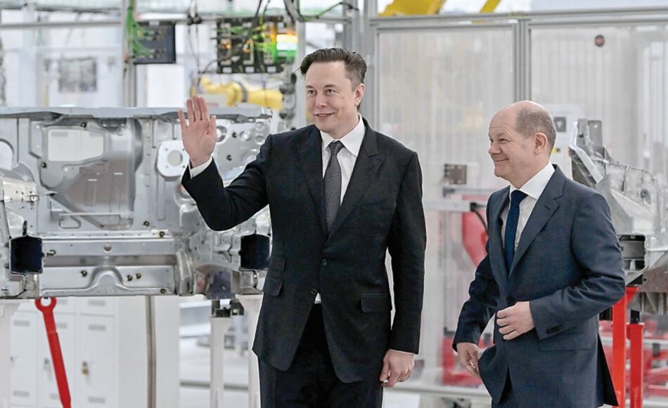 Elon Musk inaugura ‘megafábrica’ de autos eléctricos en Alemania