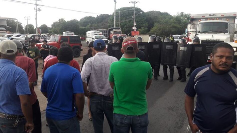 Arroceros de Coclé protestan en la carretera Panamericana