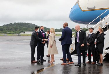 Jill Biden llega a Panamá; se reúne en la Presidencia con la primera dama