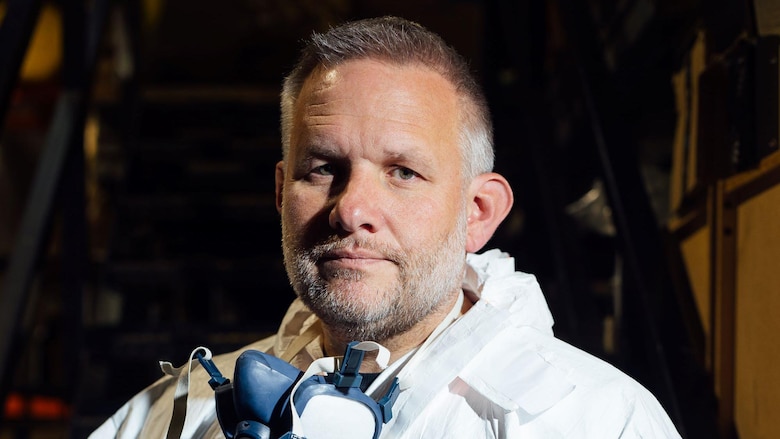 El hombre que empezó lavando vidrios y creó un negocio multimillonario limpiando escenas de crimen