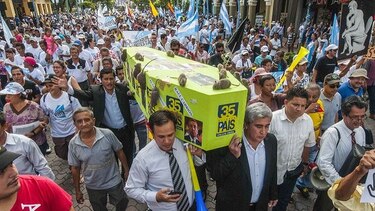 ‘¡Ecuador no es Venezuela!’, gritan miles de opositores en protesta contra Correa