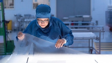La compleja ingeniería que se requiere para fabricar las ventanillas de los aviones