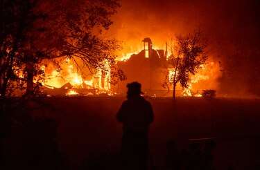 Miles de evacuados en California por avance de incendios forestales