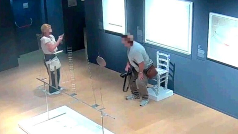 Una pareja rompe la ‘silla de Van Gogh’ al intentar tomarse una foto en un museo italiano