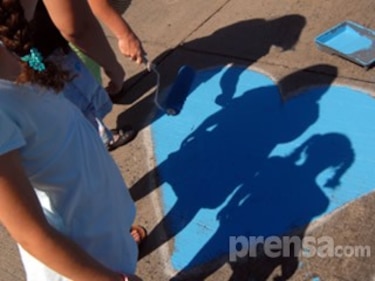 Pintan corazones azules tras cuatro años de la tragedia de La Cresta