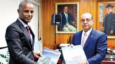 Encargado de negocios de Qatar en Panamá se reúne con el rector de la UP