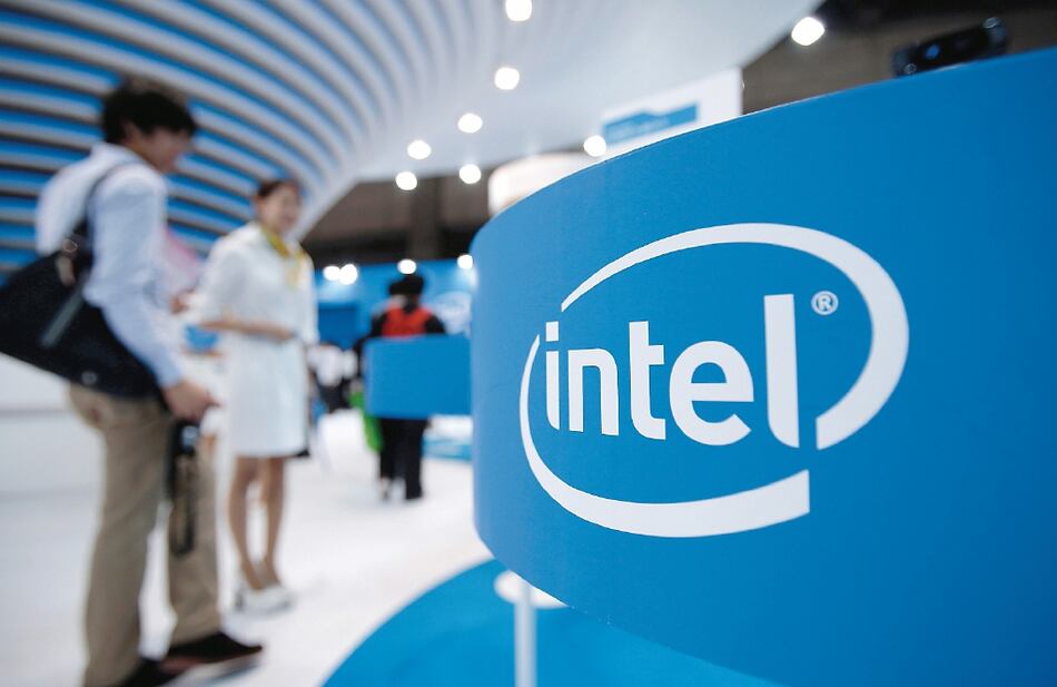 Intel considera no fabricar chips, sus acciones caen